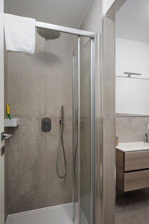 Dusche, Bidet, Handtücher, Seife