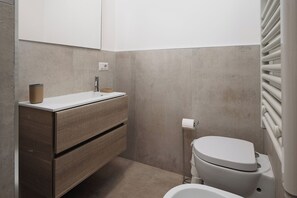 Dusche, Bidet, Handtücher, Seife