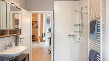 Dusche, Haartrockner, Handtücher