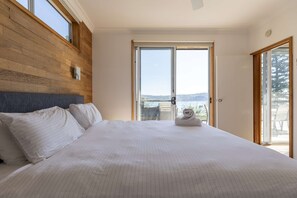 Tabla de planchar con plancha, wifi y ropa de cama 