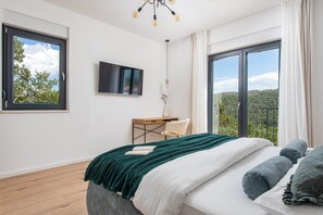 3 bedrooms, desk, iron/ironing board, travel cot - Relaxed Family Villa in Naklice (Naklice)