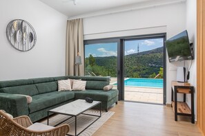 Smart TV, video games, stereo, offices - Relaxed Family Villa in Naklice (Naklice)