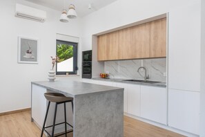 Fridge, microwave, oven, stovetop - Relaxed Family Villa in Naklice (Naklice)