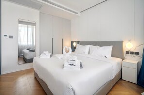 1 habitación, tabla de planchar con plancha y ropa de cama 