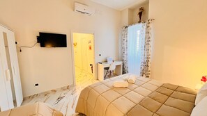 Een bureau, gratis wifi, beddengoed