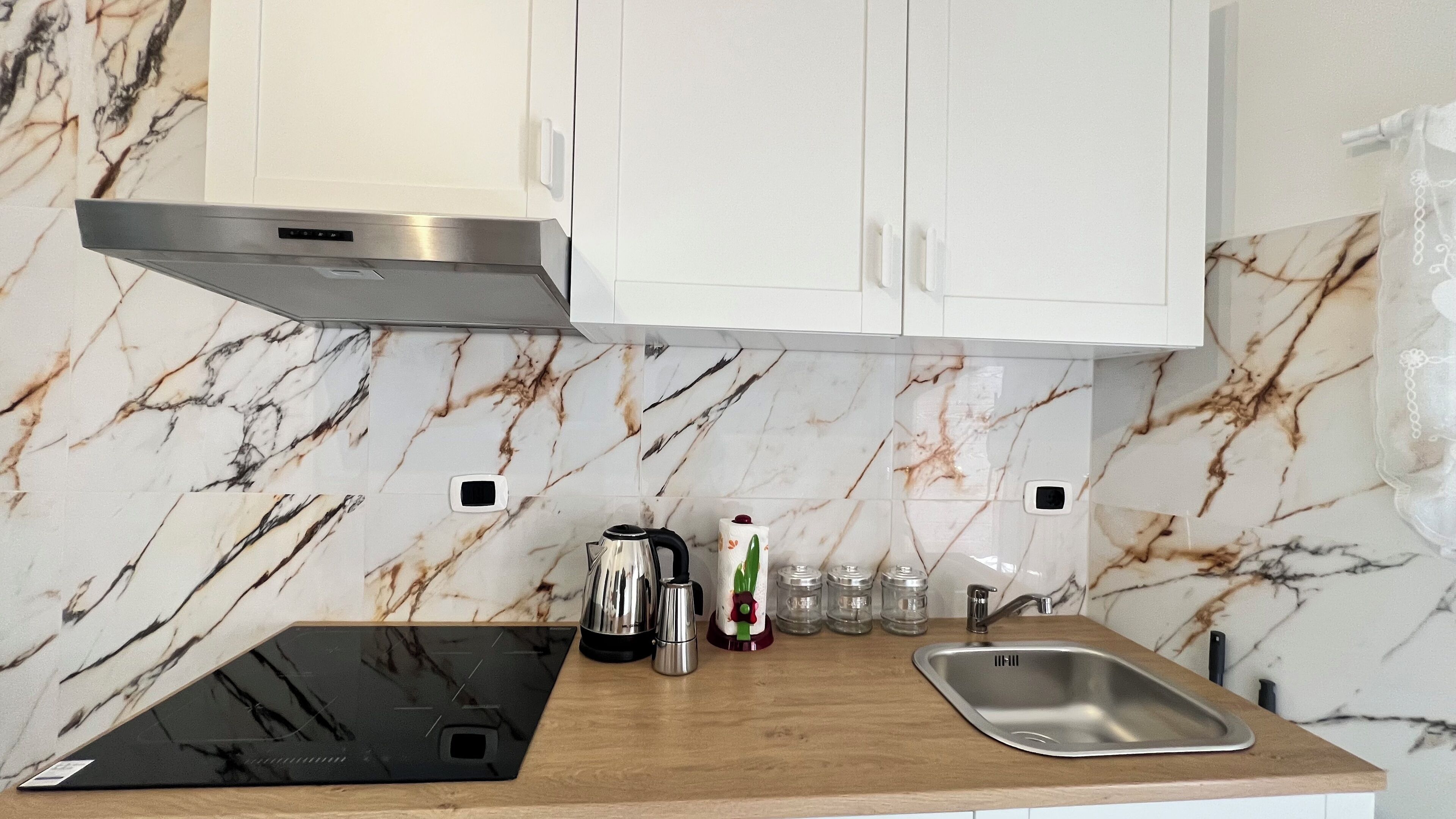 Réfrigérateur, plaque de cuisson, bouilloire électrique