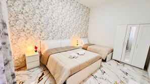 Een bureau, gratis wifi, beddengoed