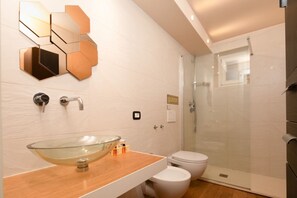 Doccia, set di cortesia gratuito, asciugacapelli, bidet