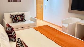 Habitación triple, vista a la montaña | Caja de seguridad en la habitación y escritorio