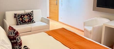 Dreibettzimmer, Bergblick | Zimmersafe, Schreibtisch, laptopgeeigneter Arbeitsplatz