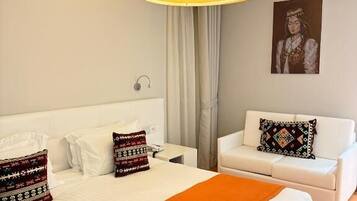 Triple Room, Mountain View | In-room safe, desk, laptop workspace, soundproofing