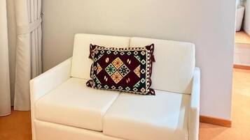 Habitación triple, vista a la montaña | Área de sala de estar