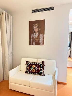 Habitación triple, vista a la montaña | Área de sala de estar