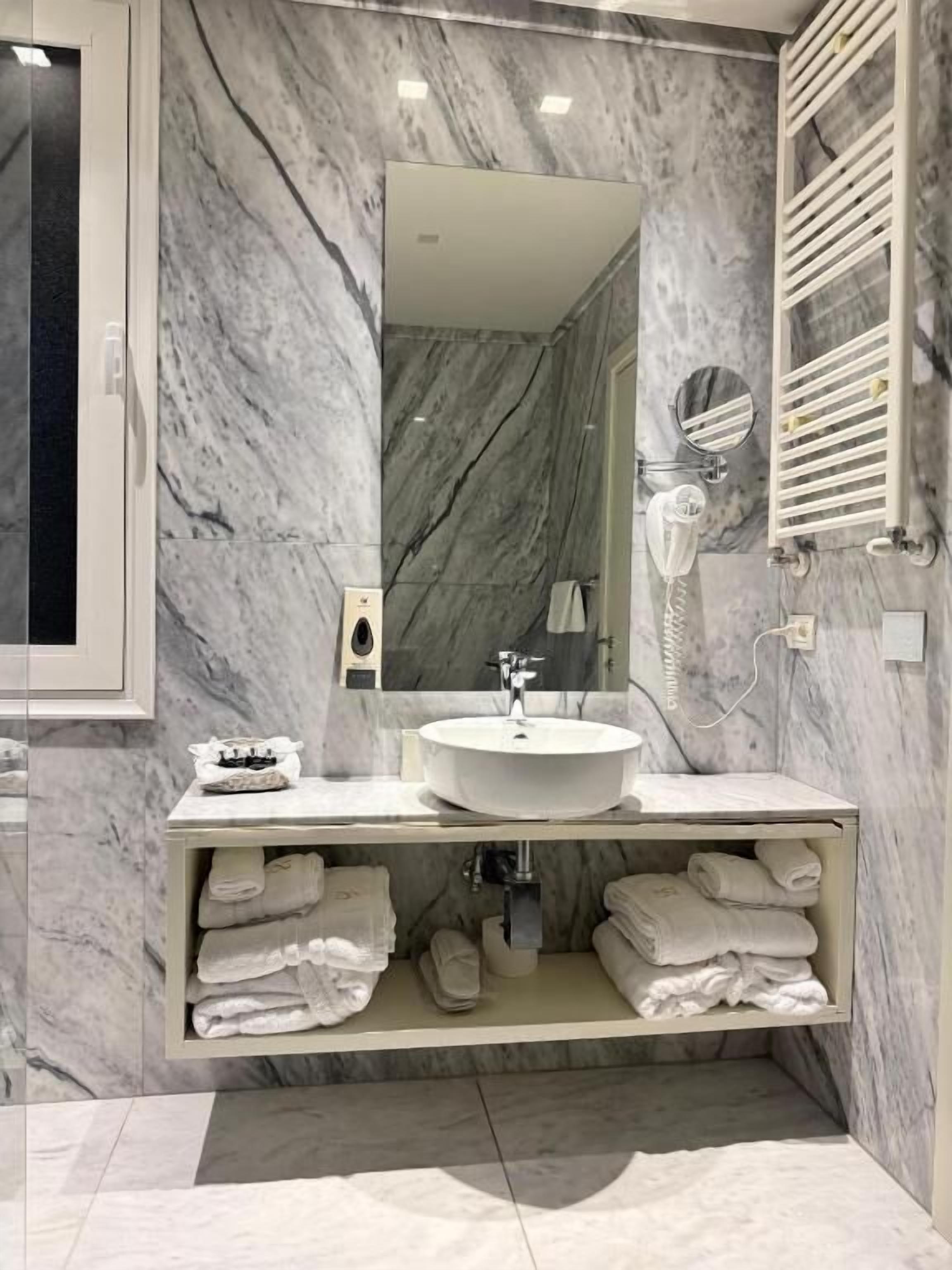 Habitación con 1 cama matrimonial o 2 individuales, vista a la montaña | Baño | Regadera, amenidades de baño gratuitas, secadora de cabello, pantuflas 