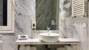 Habitación con 1 cama matrimonial o 2 individuales, vista a la montaña | Baño | Regadera, amenidades de baño gratuitas, secadora de cabello, pantuflas