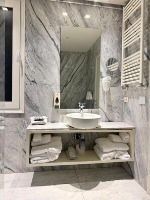 ห้องดับเบิลหรือทวิน, วิวภูเขา | ห้องน้ำ | ฝักบัว, ของใช้ในห้องน้ำฟรี, ไดร์เป่าผม, เสื้อคลุมอาบน้ำ