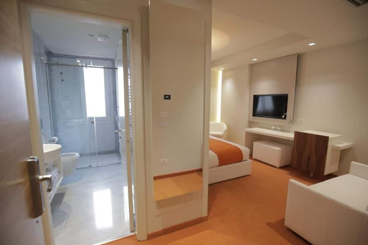 Habitación triple, vista a la montaña | Caja de seguridad en la habitación y escritorio