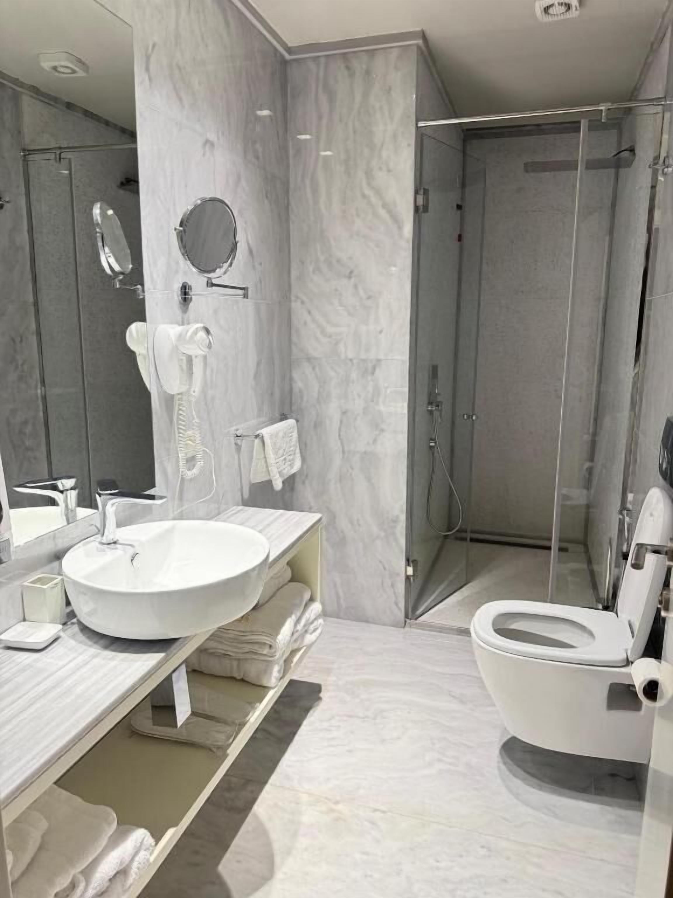 ห้องทริปเปิล, วิวภูเขา | ห้องน้ำ | ฝักบัว, ของใช้ในห้องน้ำฟรี, ไดร์เป่าผม, เสื้อคลุมอาบน้ำ