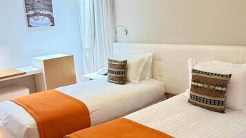 Habitación con 1 cama matrimonial o 2 individuales, vista a la montaña | Caja de seguridad en la habitación y escritorio