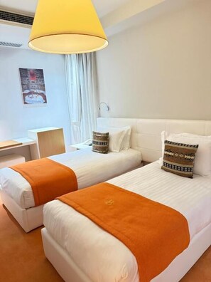 ห้องดับเบิลหรือทวิน, วิวภูเขา | ตู้นิรภัยในห้องพัก, โต๊ะทำงาน, พื้นที่ทำงานแบบใช้แล็ปท็อป, ห้องเก็บเสียง