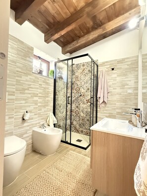 Dusche, Haartrockner, Handtücher