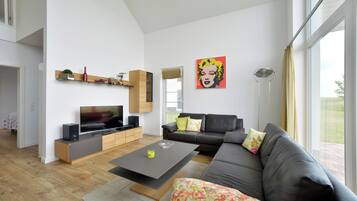 Fernseher, Kamin, Stereoanlage