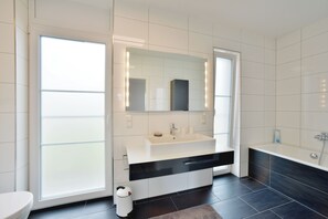 Een douche, een haardroger, handdoeken, toiletpapier