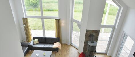 Una televisión, una chimenea, un reproductor estéreo