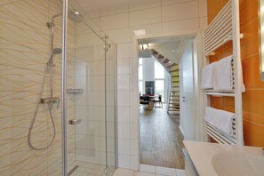 Een douche, een haardroger, handdoeken, toiletpapier