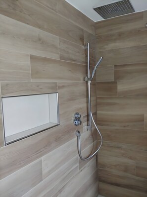 Dusche, Haartrockner, Handtücher