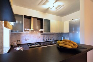 Fridge, microwave, oven, stovetop - Apartment with private pool and garden (Vižinada)