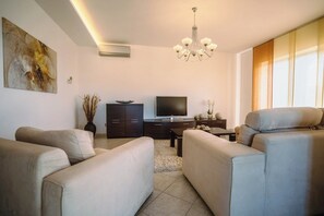 TV - Apartment with private pool and garden (Vižinada)