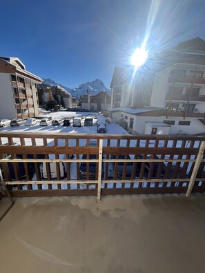 Property grounds - Apartment 'Pied Des Pistes Vue Montagne' with Mountain View and Balcony (Les Deux Alpes)
