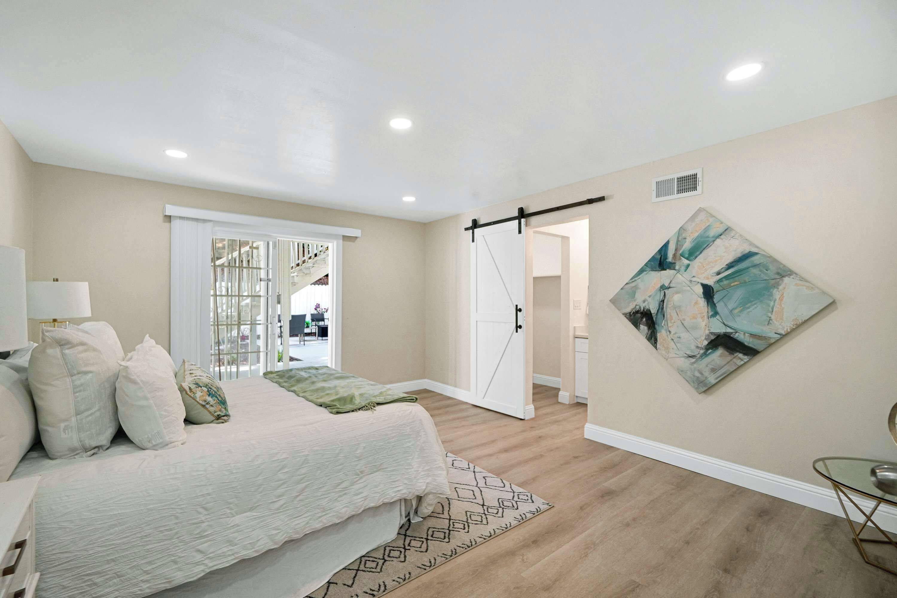 Strykjärn/strykbräda, wi-fi och sängkläder