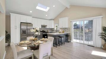 Kylskåp, mikrovågsugn, ugn och spishäll