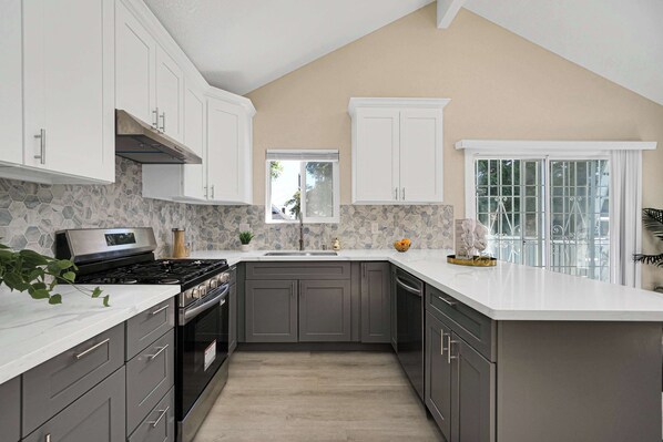 Kylskåp, mikrovågsugn, ugn och spishäll