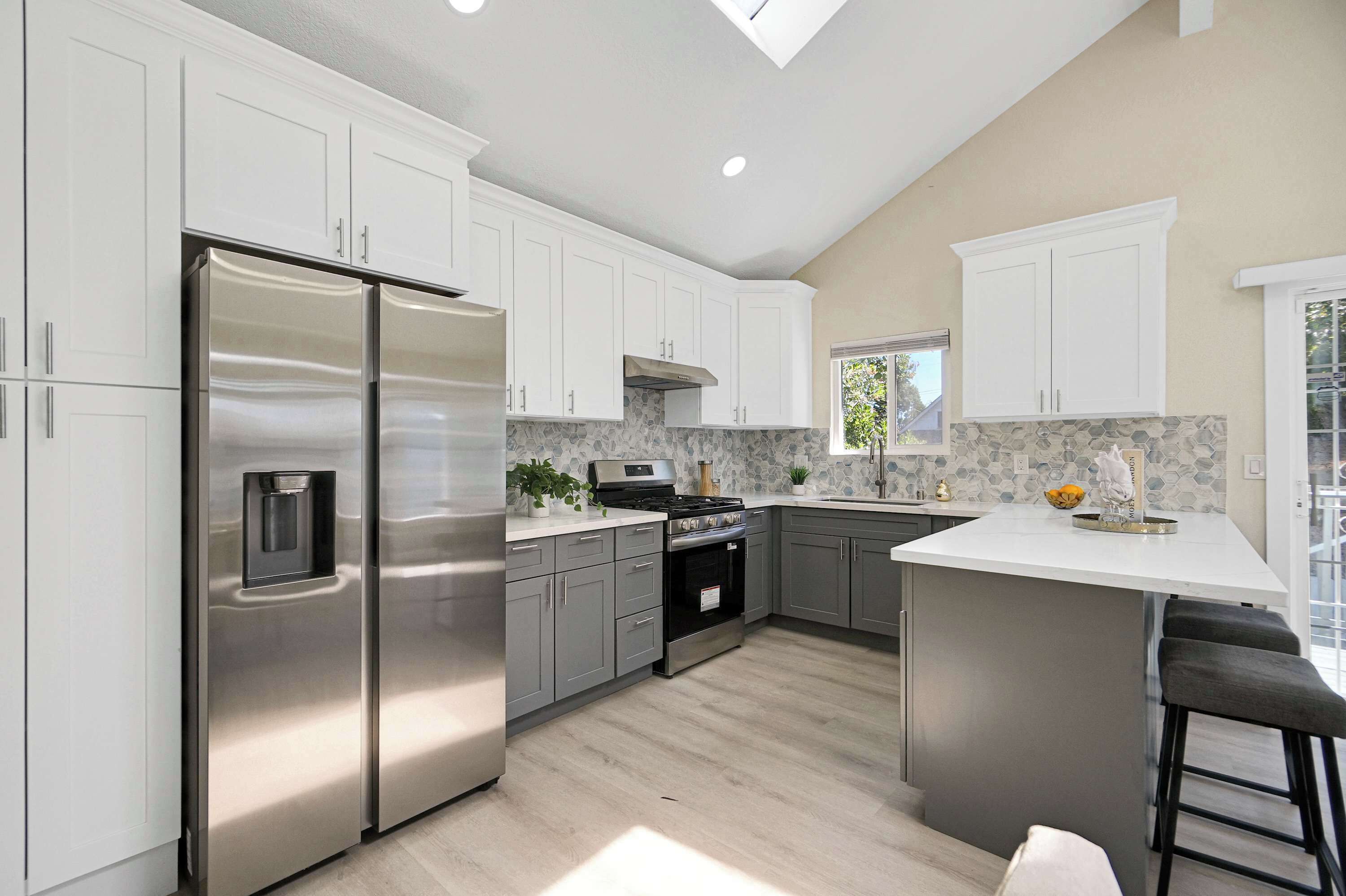 Kylskåp, mikrovågsugn, ugn och spishäll