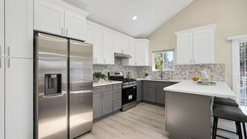 Kylskåp, mikrovågsugn, ugn och spishäll