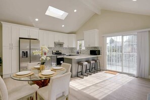 Kylskåp, mikrovågsugn, ugn och spishäll