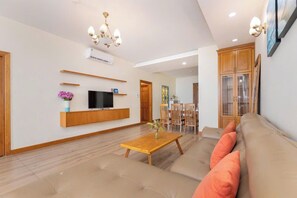 Senior-Apartment, 3 Schlafzimmer, Strandblick | Individuell dekoriert, individuell eingerichtet, Schreibtisch