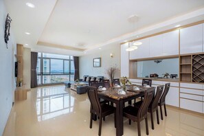 Decoración personalizada, muebles diferentes y escritorio 