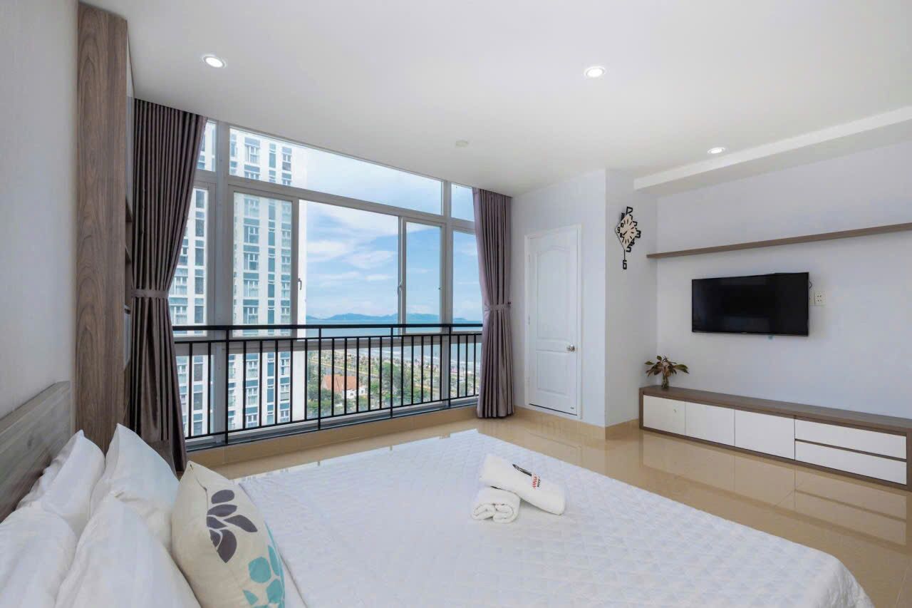 각각 다른 스타일의 인테리어, 각각 다르게 가구 비치, 책상, 노트북 작업 공간