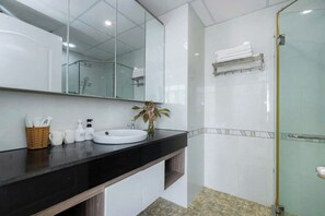 Deluxe Apartment, 3 Bedrooms, Beach View | Bathroom - Oasky Vung Tau - AnNam Village (Vung Tau)