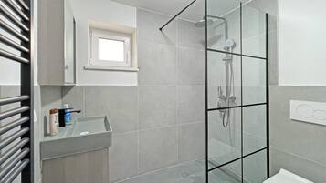 Douche, sèche-cheveux, serviettes fournies