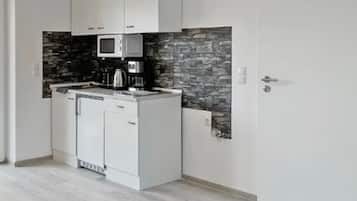 Een koelkast, een magnetron, een kookplaat