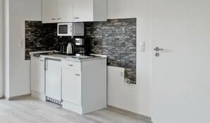 Geladeira, micro-ondas, cooktop, cafeteira/chaleira