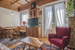 TV - Alpine Apartment in Cortina, Comfy and Central (Cortina d´Ampezzo)