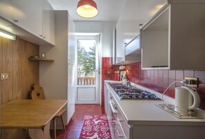 Fridge, oven, electric kettle, cookware/dishes/utensils - Alpine Apartment in Cortina, Comfy and Central (Cortina d´Ampezzo)