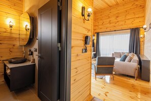 Familie-bungalow, balkong, dalutsikt | Lydisolert, strykejern/-brett og wi-fi (inkludert)