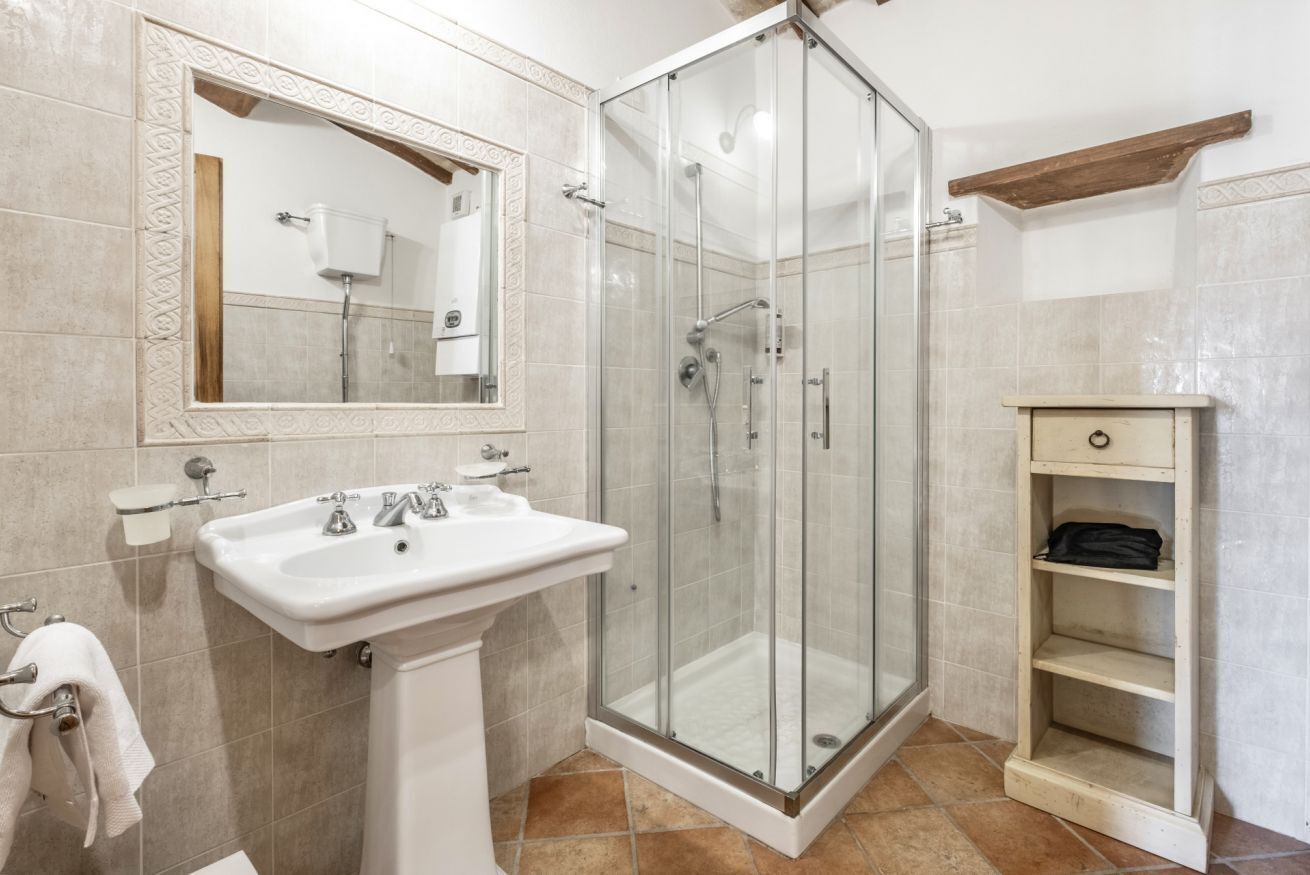 Douche, bidet, serviettes fournies, shampoing